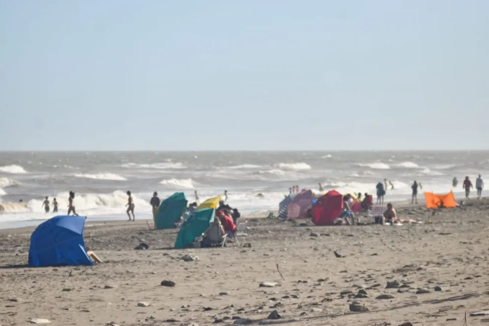 Primera jornada de intenso calor con mucho viento en la playa