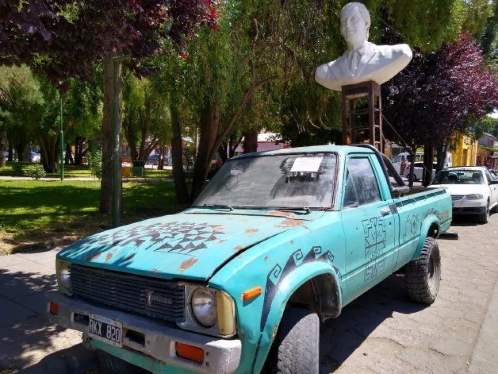 Néstor volvió a la calle: un busto recorre Junín de los Andes y busca su lugar