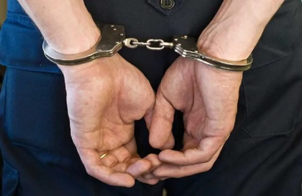 Policía rompió la restricción noctura, agredió a sus compañeros y fue detenido