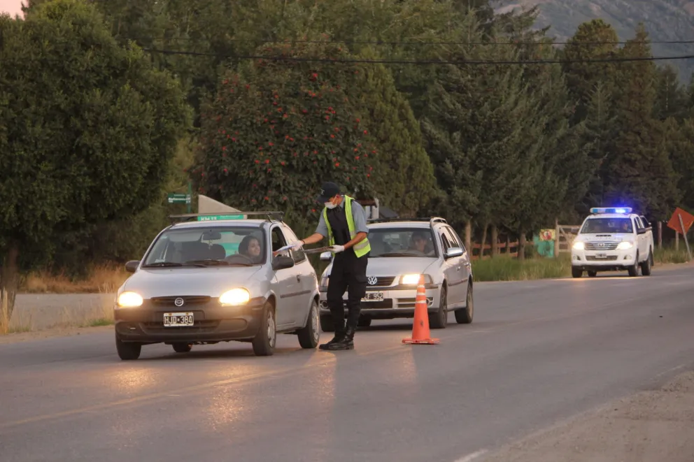 Iban a una fiesta clandestina y fueron identificados en un control policial