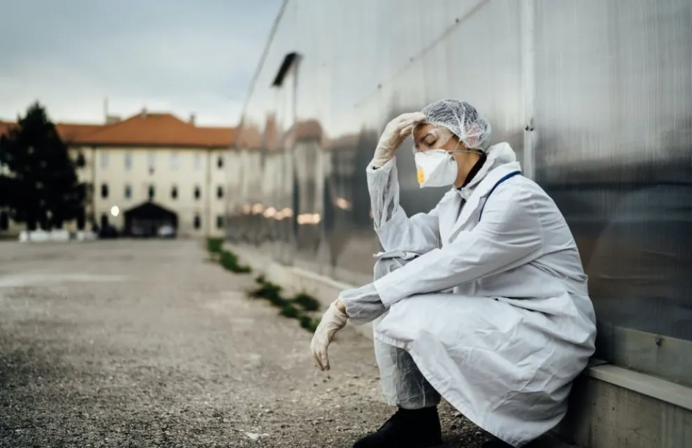 La devastadora crisis de salud mental en el personal sanitario por la pandemia