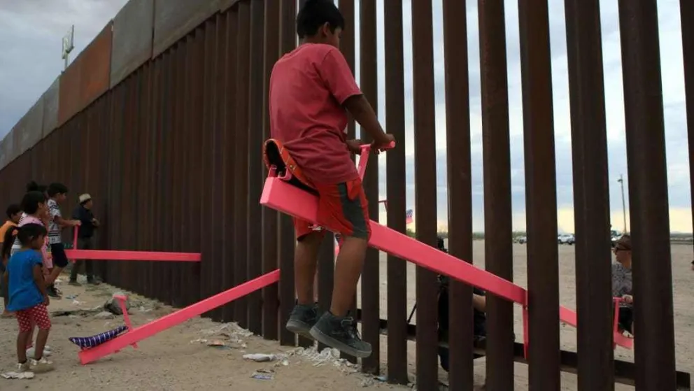 Fue premiado el sube y baja para niños en la frontera de Estados Unidos y México