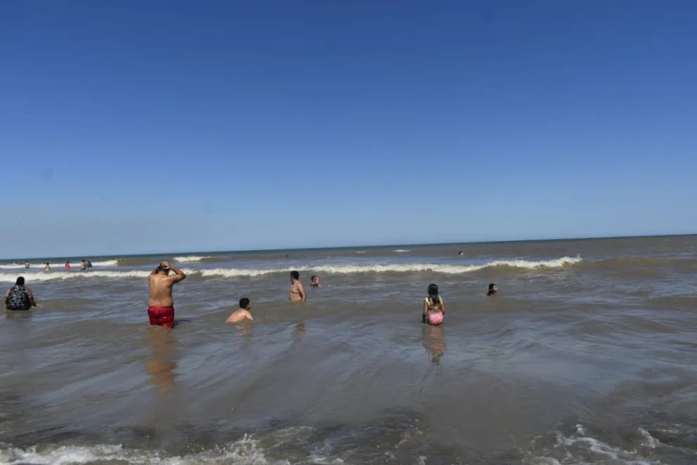 40.1°: Miles de personas buscaron alivio en El Cóndor
