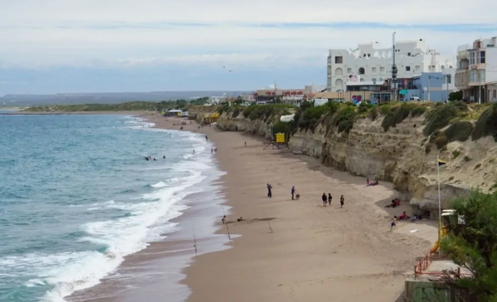 Incumplían el horario de circulación y fueron detenidos en la playa
