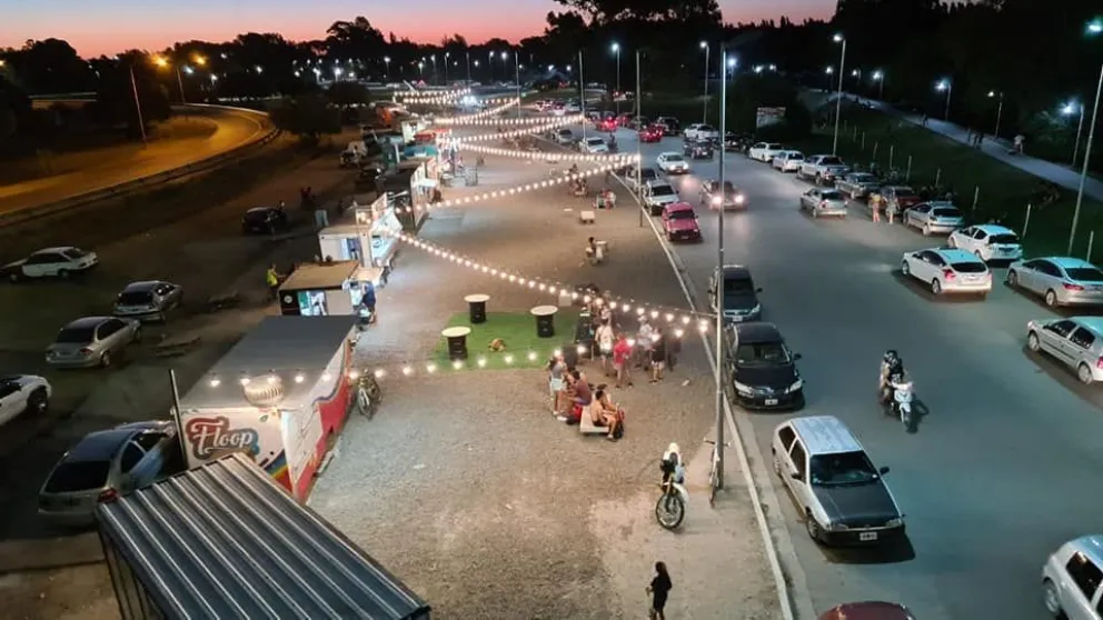 Estrenaron guirnalda de luces en el paseo gastronómico