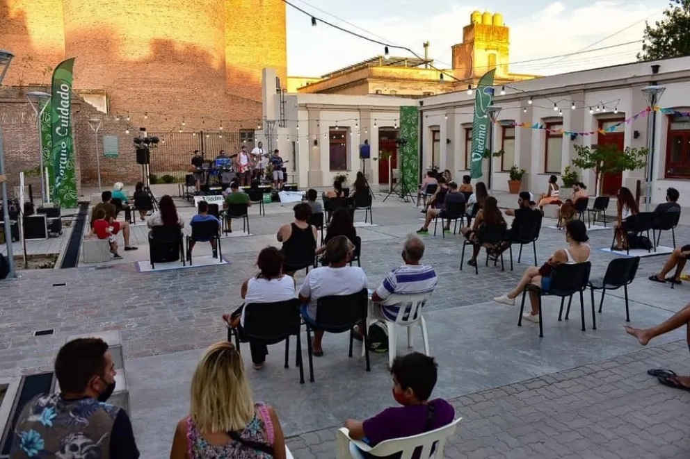 Múltiples actividades culturales en la plaza seca Misiones Salesianas
