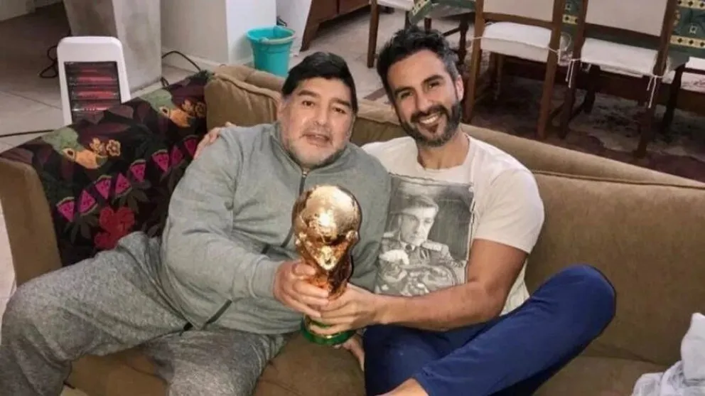 Un peritaje caligráfico confirmó que Luque falsificó la firma de Diego Maradona
