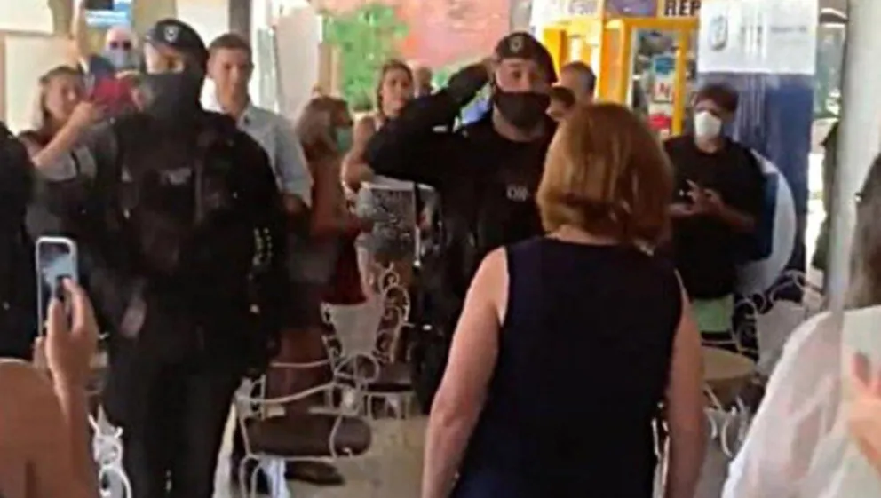 Se desató la polémica por los policías que saludaron con la venia a Bullrich