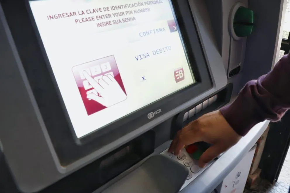 Los cajeros automáticos deberán aceptar huellas digitales para operar