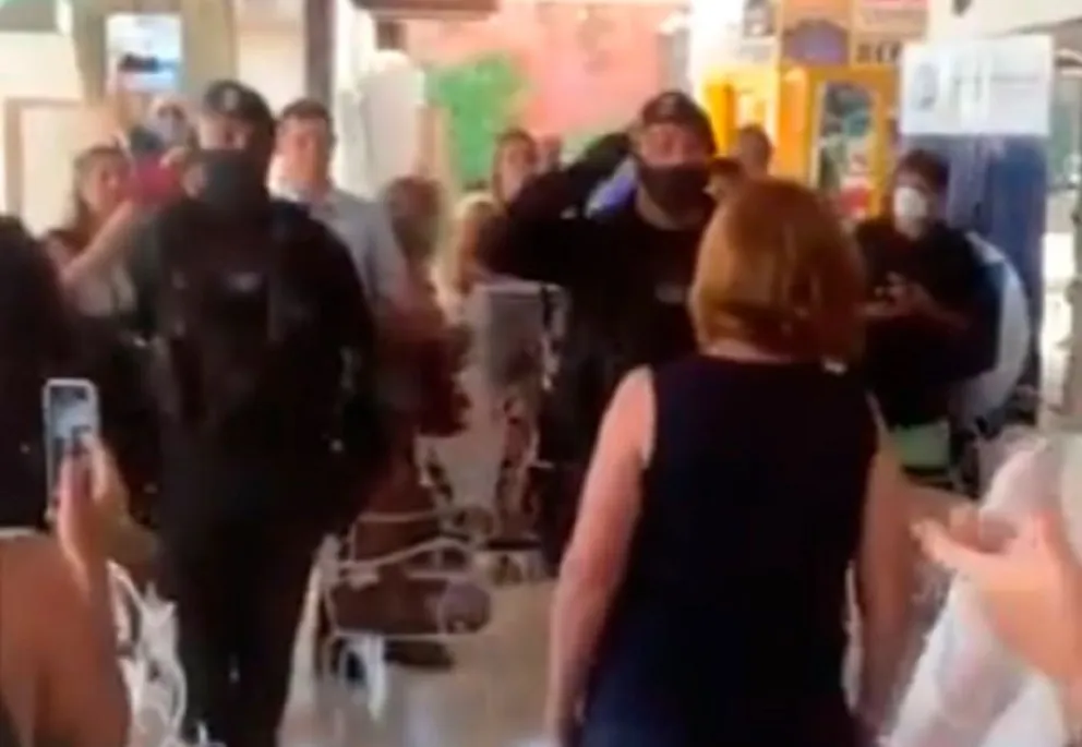 El video polémico de los policías haciendo la venia a Bullrich