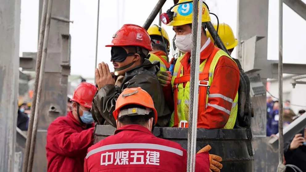 Murieron  nueve de los diez mineros atrapados bajo tierra en China