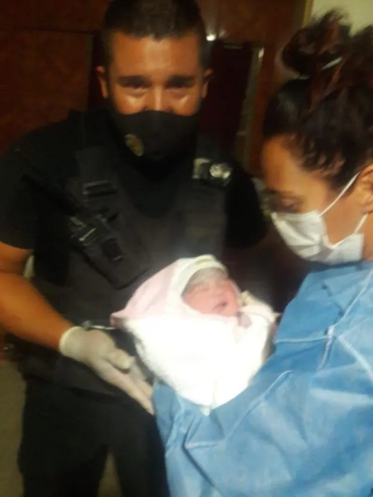 Policías "parteros" ayudaron a una joven mamá a dar a luz en su casa