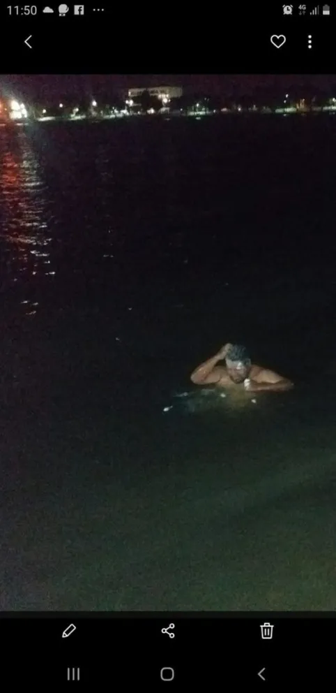 Como no tenía agua en su casa, bajó al río Negro para higienizarse