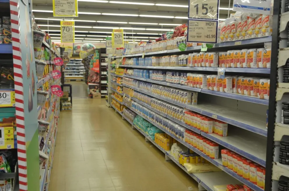 Es  notable la falta de productos alimenticios en los supermercados de Viedma