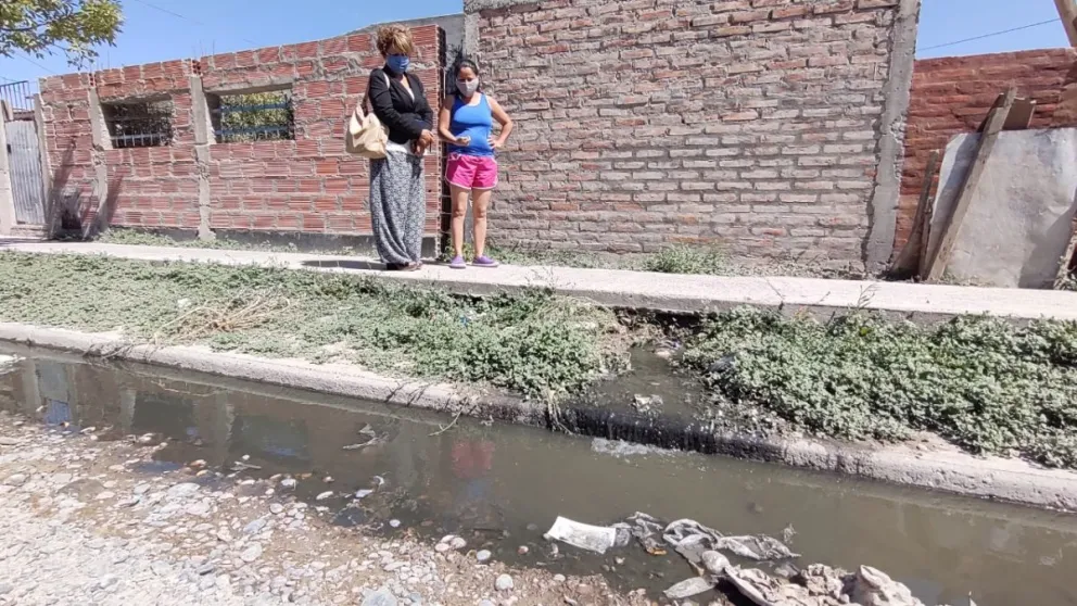 Son permanentes los desbordes cloacales en el barrio Mi Bandera