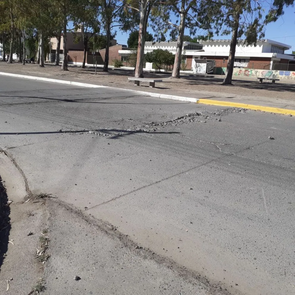 El calor rompió el asfalto en varios puntos de la ciudad