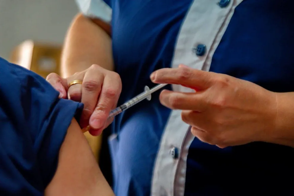 Aplican la segunda dosis de la vacuna Sputnik V a los trabajadores de Salud