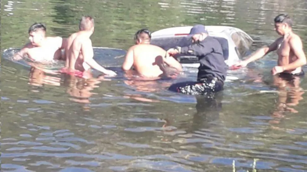 Estaban de paseo y cuando volvieron tenían el auto en medio del río