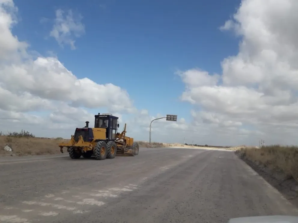 Realizan mantenimiento de los caminos a Guardia Mitre y San Blas