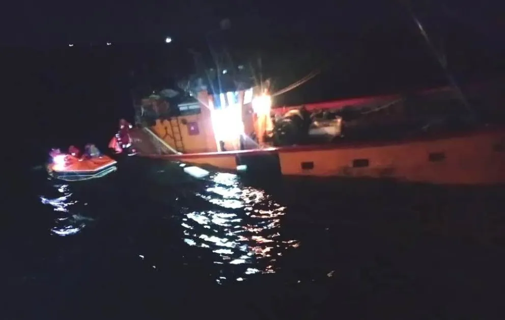 El video del momento en que rescatan a los tripulantes del barco hundido en San Antonio Oeste