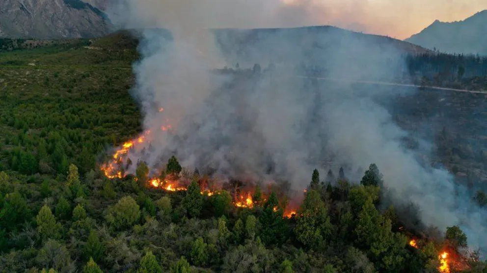 Fuego sin control: el incendio en el Bolsón ya llegó a Chubut