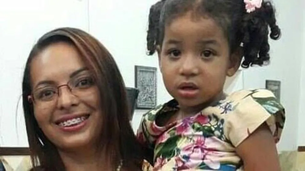 Le arrancó los ojos y le comió la lengua a su hija de cinco años