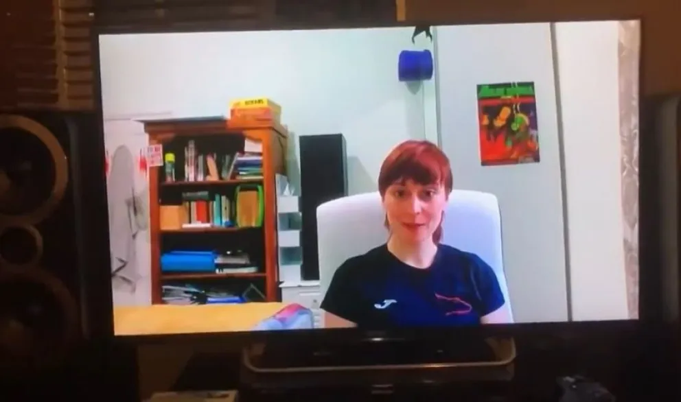 Daba una nota en vivo y se olvidó el juguete sexual sobre la repisa