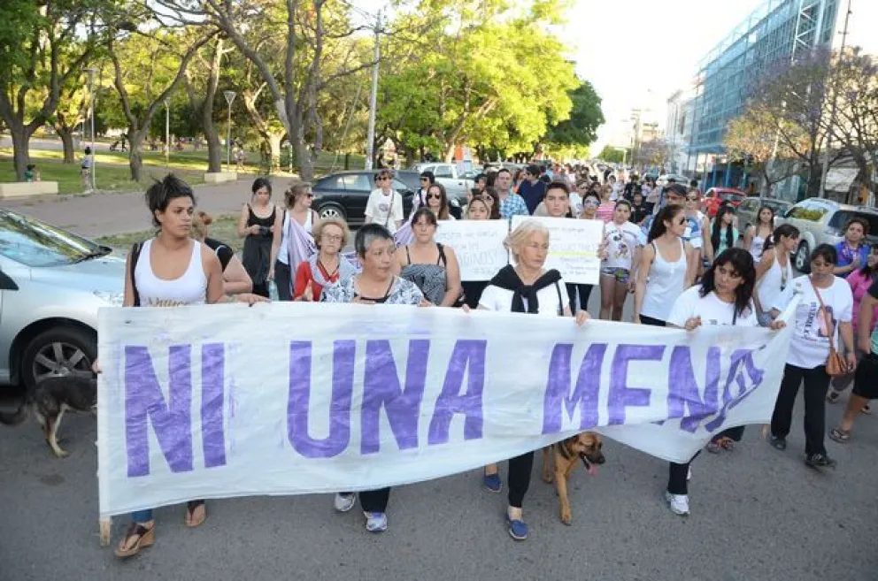 Fue a denunciar a su ex marido y lo encontró en la Comisaría