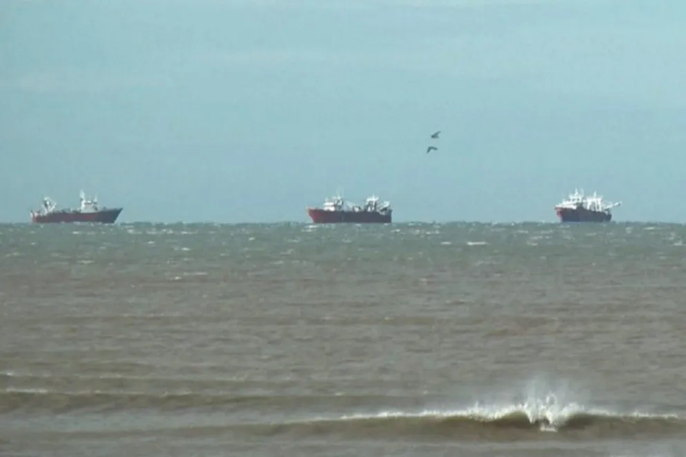 Piden interpelar a Cafiero y Solá por pesca ilegal de buques extranjeros