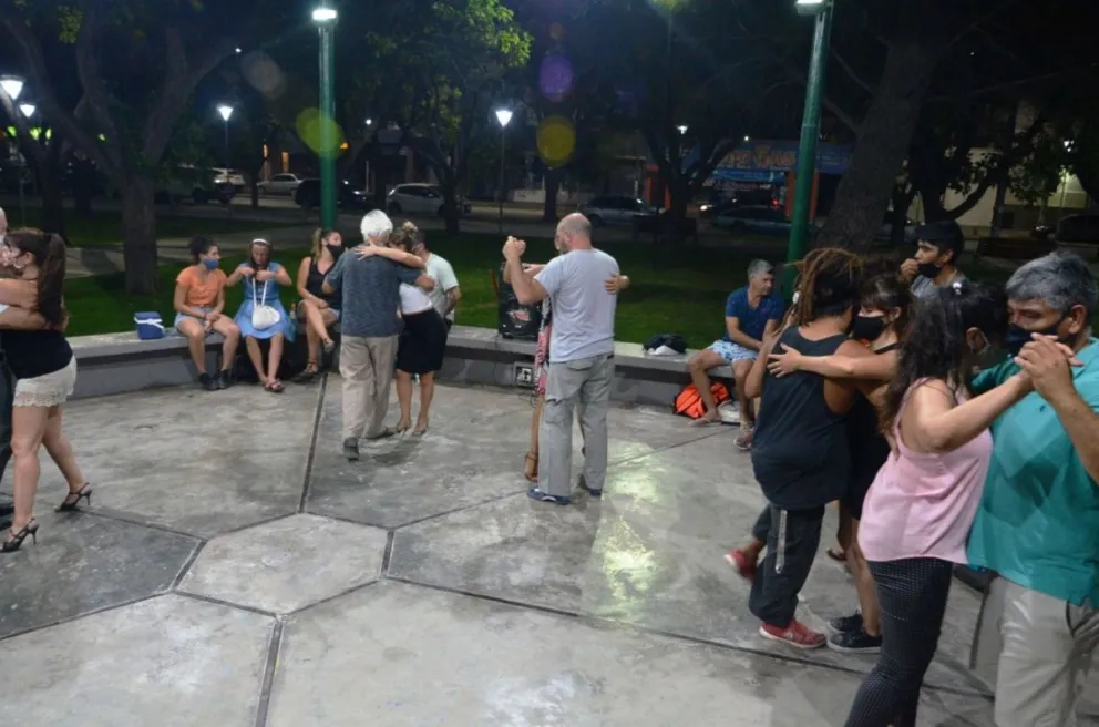 Pasión por el tango en la Glorieta de la plaza San Martin