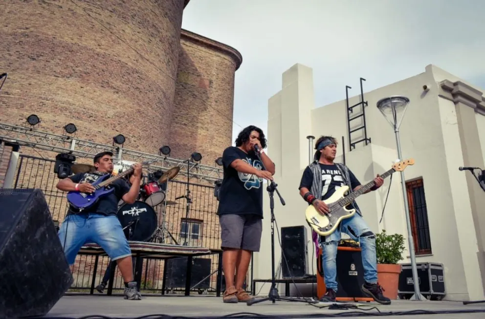 Rockeros y metaleros coparon la Manzana Histórica con bandas en vivo