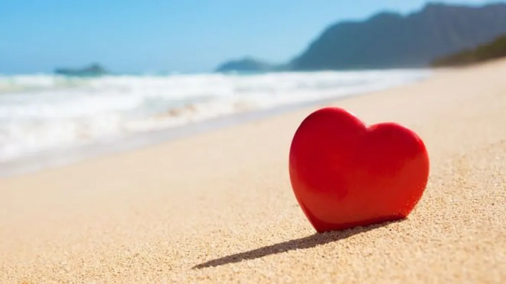 ¿Por qué se habla del "amor de verano" y qué factores influyen?