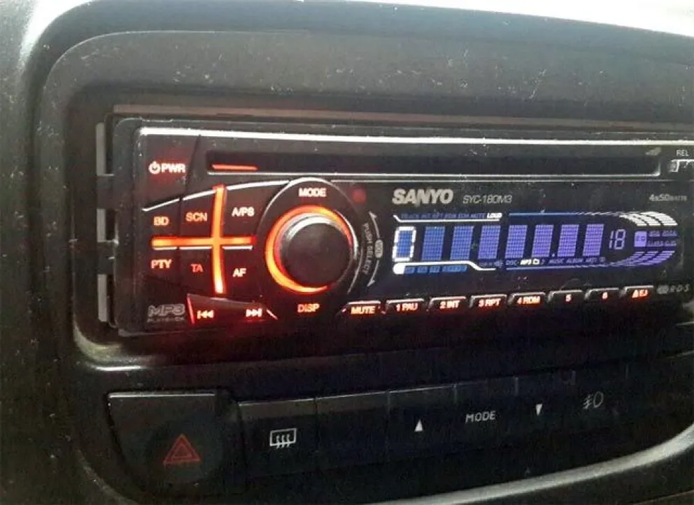 Rompieron un vidrio de un auto y le robaron el estéreo y la batería