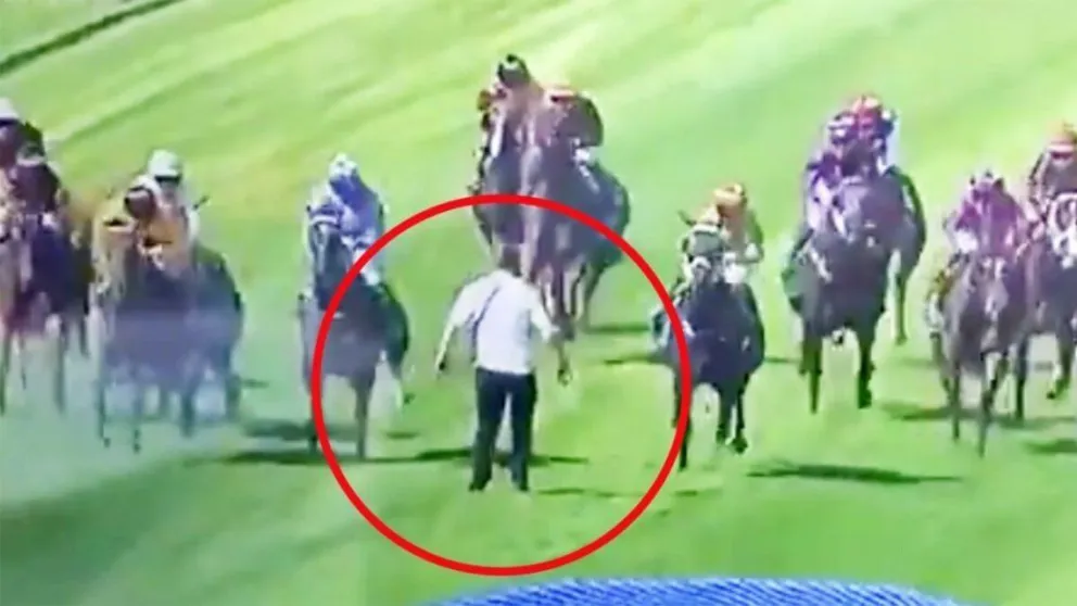 Borracho se metió a la pista en una carrera de caballos y se salvó de milagro
