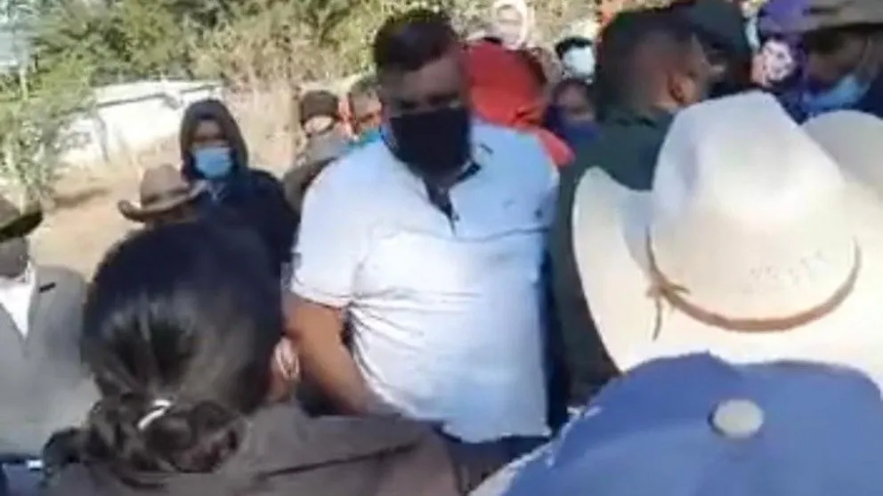 Intendente se salvó de linchamiento cuando se puso a llorar