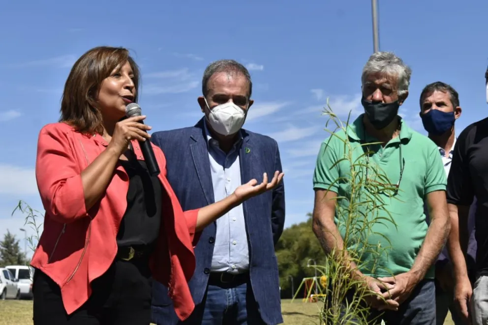 La gobernadora anunció la compra de un equipo de oxigenación para el Zatti
