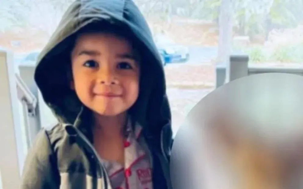 Sorprendente: Un nene salió a jugar al bosque y volvió con un curioso "amigo"