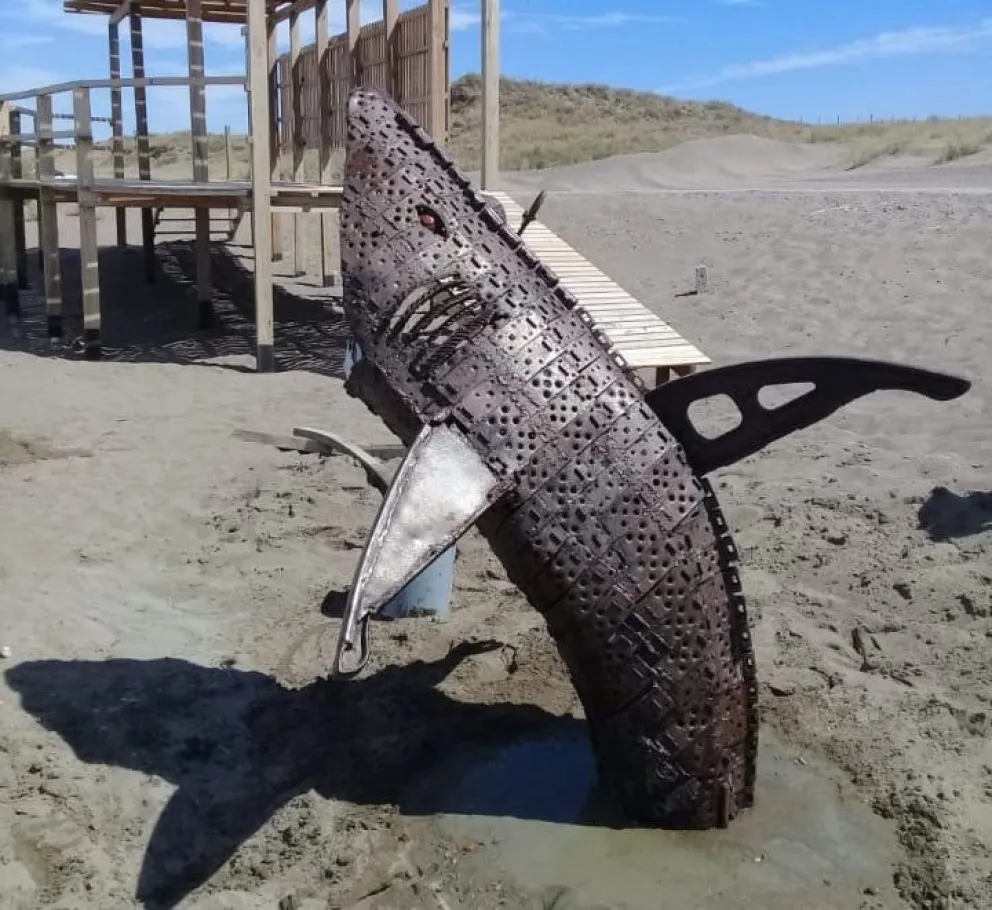 Furia de vecinos por quitar el tiburón de la rotonda de El Cóndor