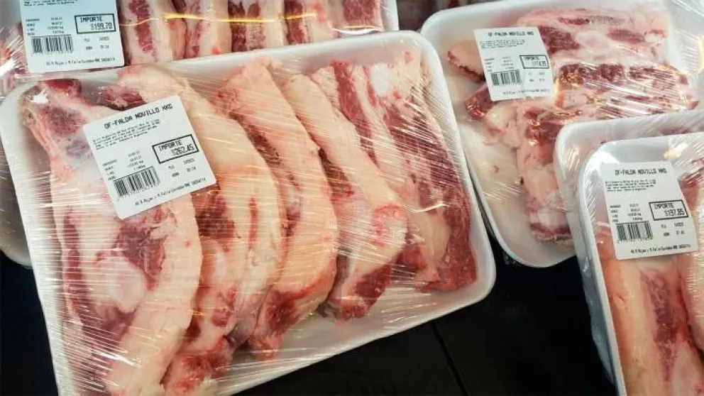 Denuncian en las redes que la carne a "precio popular" es pura grasa