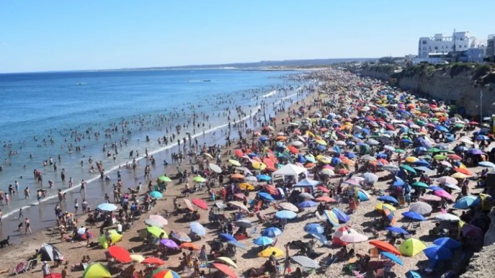 Preocupa la aglomeración de veraneantes en las playas de Las Grutas