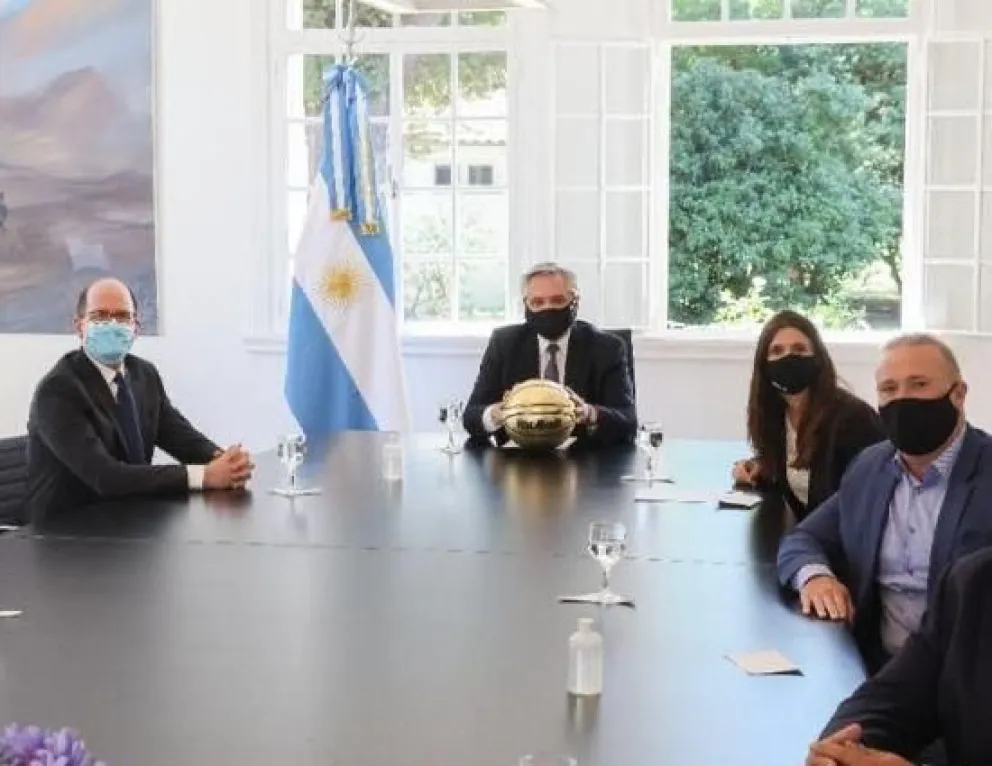 Alberto Fernandez recibió a autoridades del basquet internacional