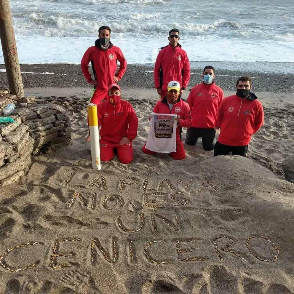 "La playa no es un cenicero", se quejan los guardavidas