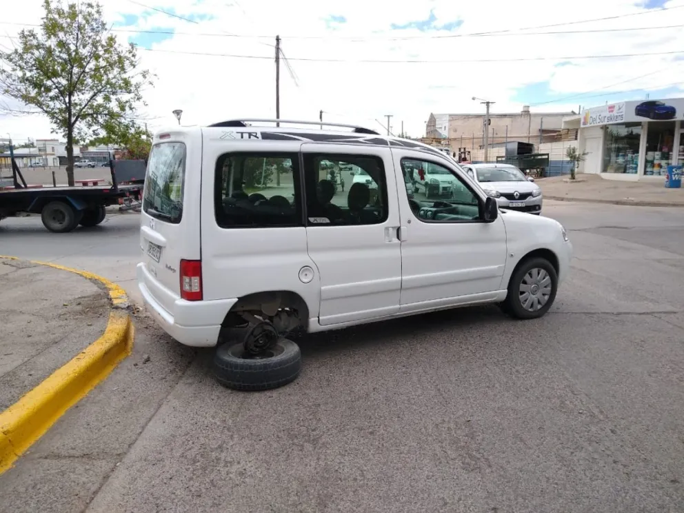 Chocaron en Moreno y Boulevard Contín y un vehículo hasta perdió una rueda