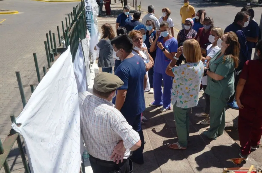 Autoconvocados protestaron frente a la gobernadora y lograron una reunión
