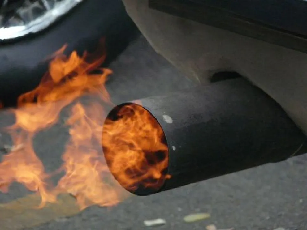Cuidado, el caño de escape y colillas de cigarrillos pueden provocar un incendio