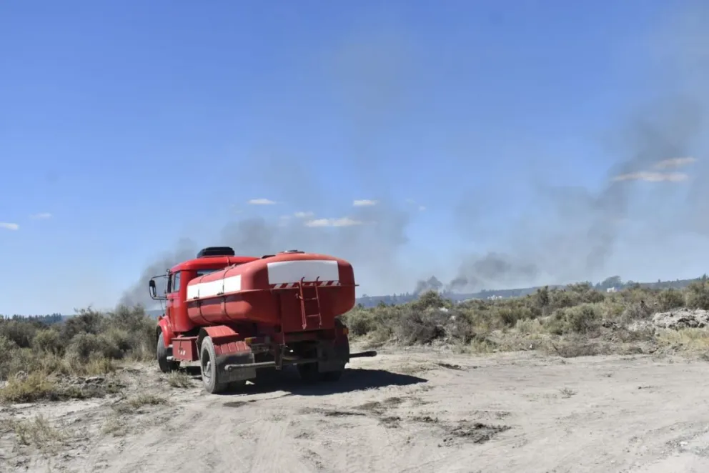 Un local con garrafas, un aserradero y una marmolería estuvieron a metros del incendio en Viedma