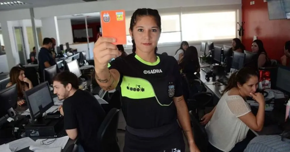 Expulsado de por vida por escupir a una árbitra en la cara