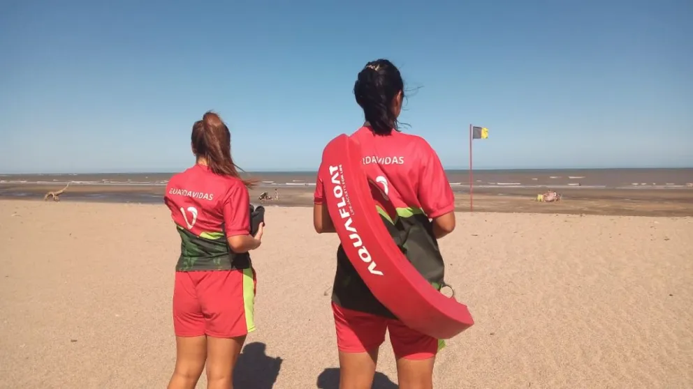 Dos mujeres guardavidas rescataron a un hombre en las aguas de El Cóndor