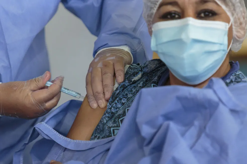 Vacunación Covid 19: buscan evitar atascos con los +60 y los grupos de riesgo