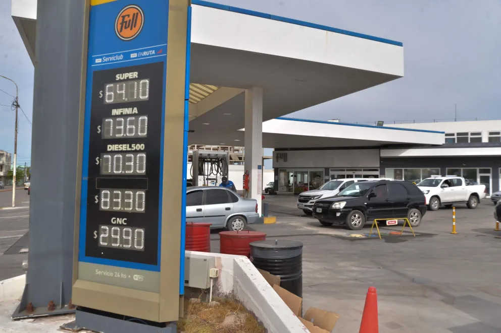 Petroleras preparan los surtidores para la nafta a más de 100 pesos